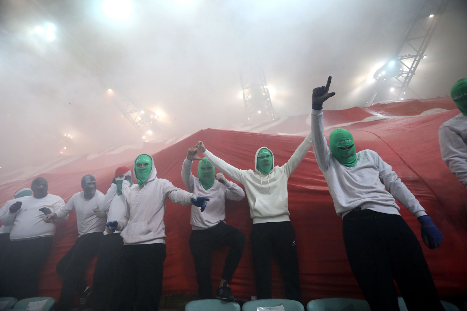 Kibice Legii protestowali przeciwko nowemu trenerowi. Wymowny transparent na trybunach