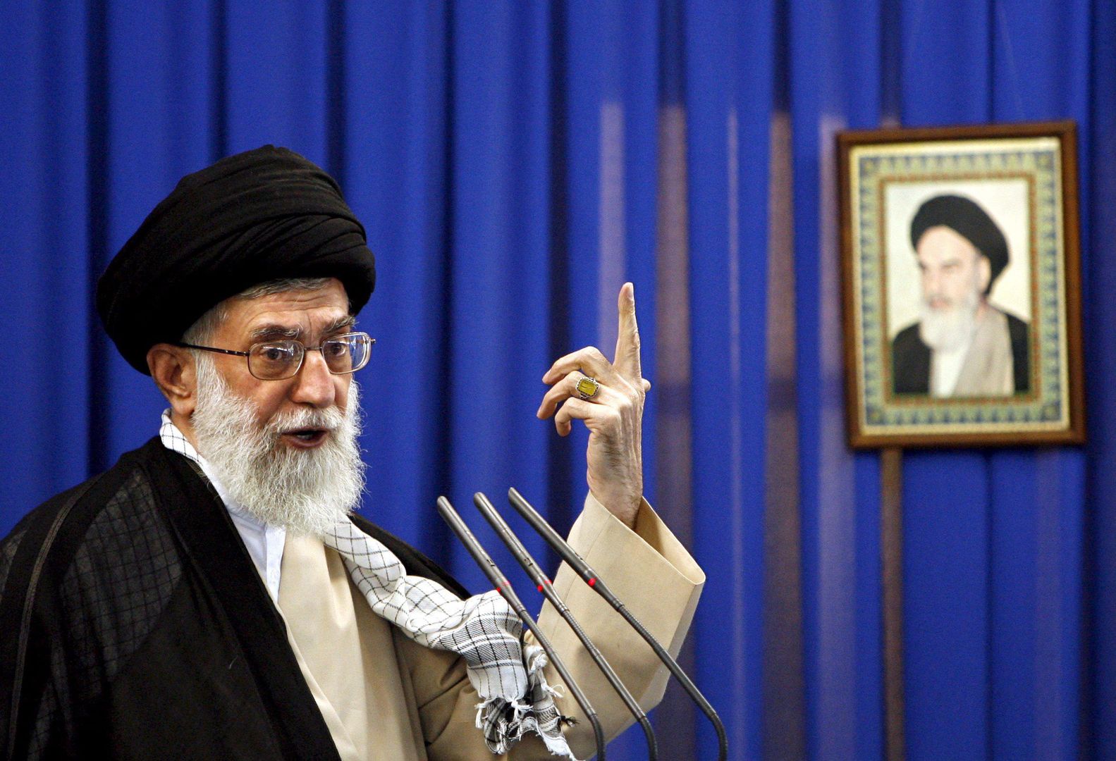 Ira�ski przyw�dca duchowo-polityczny, ajatollah Ali Chamenei
Teheran, Iran, 14.09.2007. Ira�ski przyw�dca duchowo-polityczny, ajatollah Ali Chamenei wyg�asza kazanie przy okazji pi�tkowych modlitw w Teheranie, 14 bm. Chamenei powiedzia�, �e prezydent USA George W. Bush zostanie pewnego dnia os�dzony za "okrucie�stwa" w Iraku. (pmb) PAP/EPA/ABEDIN TAHERKENAREH
***Zdj�cie do depeszy PAP pt. Iran/ Chamenei: Bush zostanie pewnego dnia os�dzony za "okrucie�stwa" w Iraku***
ABEDIN TAHERKENAREH