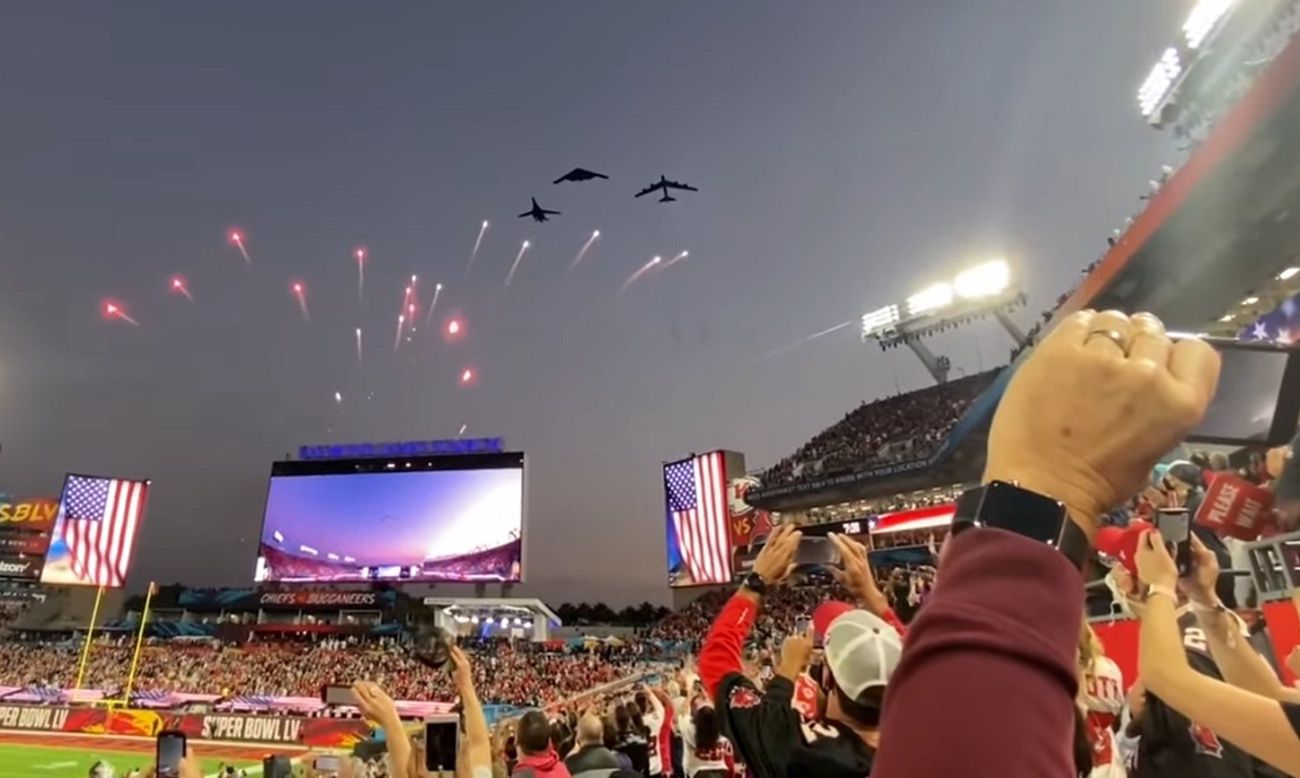 Spektakularny przelot bombowców podczas Super Bowl w USA