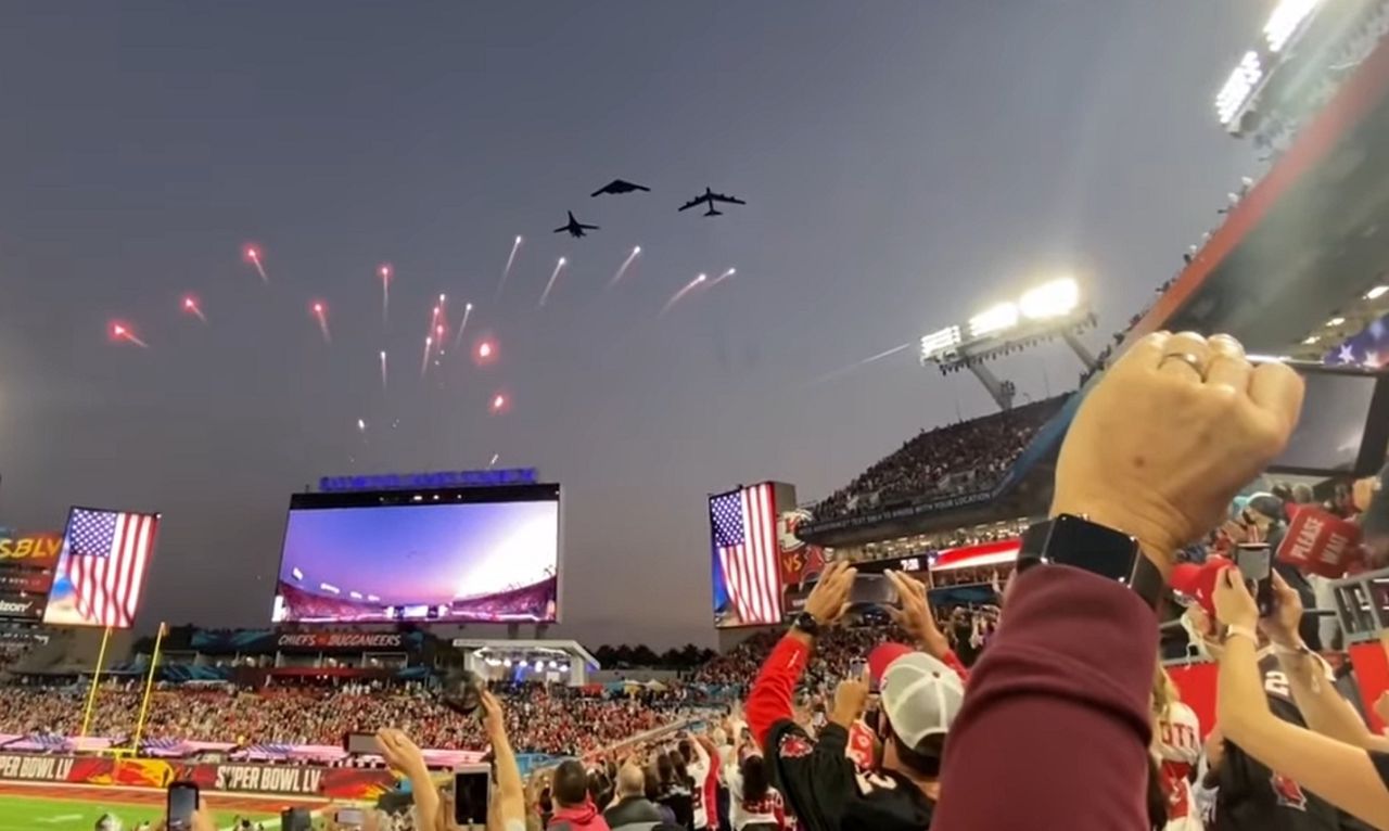 USA. Trzy bombowce wzbi�ły się w powietrze. Wielkie wydarzenie podczas Super Bowl [Wideo]