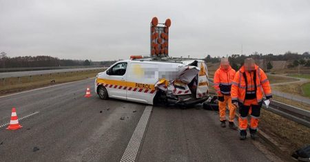 Niebezpiecznie wyglądające zdarzenie z udziałem lawety i pojazdu służby drogowej