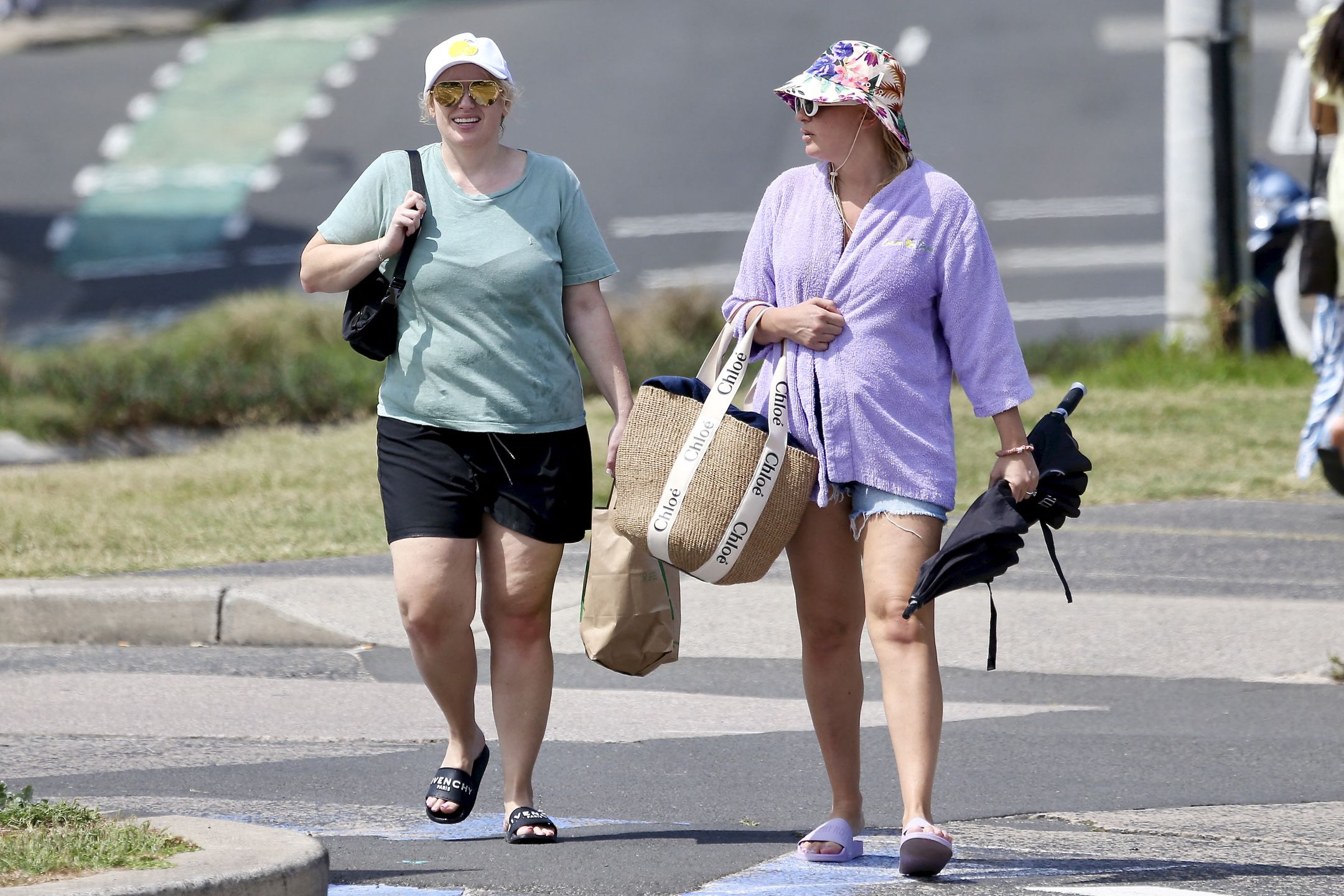 Rebel Wilson "przyłapana" z narzeczoną na plaży
