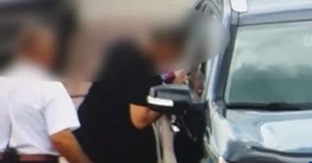 Zakupy ważniejsze od dziecka. Świadek wybił szybę i uratował niemowlę