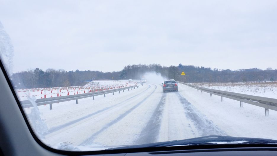 11.03.2013 POZNAN ZIMA NA DROGACH BLOTO POSNIEGOWE DROGI SNIEG ..FOT. GRZEGORZ DEMBINSKI / POLSKAPRESSE GLOS WIELKOPOLSKI..