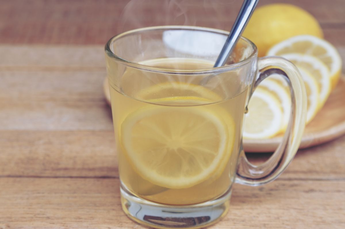 Dlaczego warto pić rano wodę z cytryną?