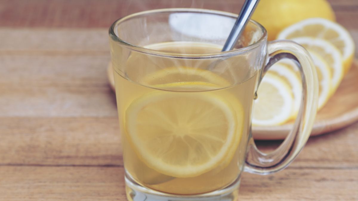 Dlaczego warto pić rano wodę z cytryną?