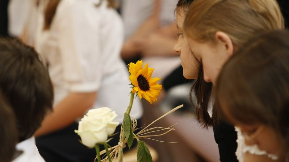Zakończenie roku jest okazją do obdarowywania nauczycieli i uczniów. Pytanie tylko, gdzie leży granica między niezobowiązującym podziękowaniem, a niezręczną sytuacją z prawnymi konsekwencjami.