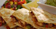 Przepis na quesadille z kurczakiem. Pomysł na szybki obiad