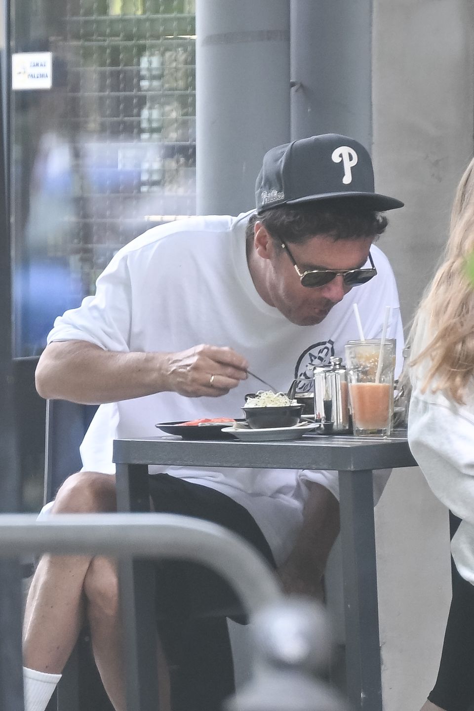 Kuba Wojewódzki pałaszuje lunch w towarzystwie ukochanej