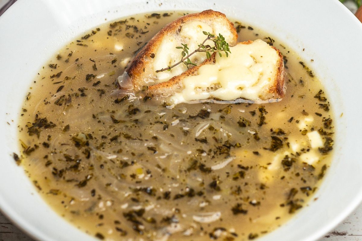 Zupa cebulowa z grzankami