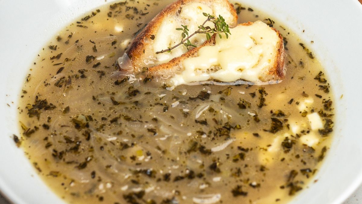 Zupa cebulowa z grzankami