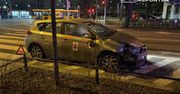 Warszawa: Czołowe zderzenie elektrycznej hulajnogi z autem na Pradze-Północ. Jedna osoba poważnie ranna