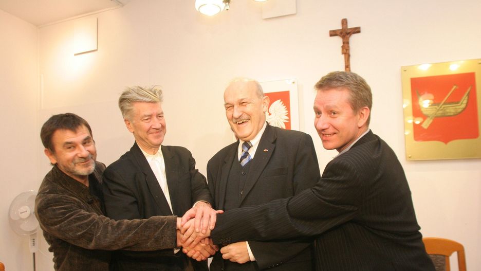 Rok 2004. Podpisanie umowy pomiędzy Jerzym Kropiwnickim, prezydentem Łodzi, a Davidem Lynchem reprezentującym Fundację Sztuki Świata, na mocy której fundacja stała się właścicielem zabudowań po dawnej elektrowni EC 1, przy ul. Targowej 1/3 w pobliżu dworca Łódź Fabryczna. Na zdjęciu prezydent Jerzy Kropiwnicki i założyciele Fundacji Sztuki Świata: (od lewej) Andrzej Walczak, David Lynch i Marek Żydowicz (z prawej) 