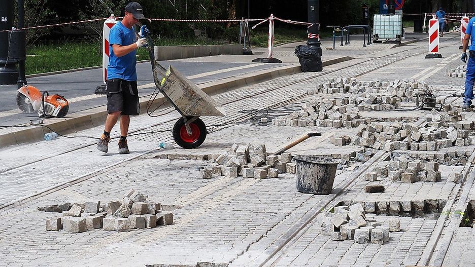 Prace naprawcze, które rozpoczęły się na ul. Cmentarnej niepokoją niektórych mieszkańców...