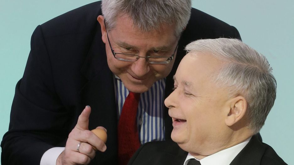 Czarnecki wręczył Kaczyńskiemu symboliczny prezent 