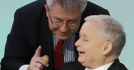 Ryszard Czarnecki wręczył Jarosławowi Kaczyńskiemu sportowy prezent