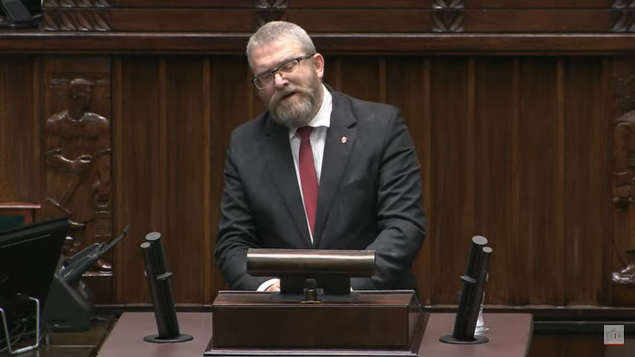 Skandaliczne zachowanie Grzegorza Brauna. Wszedł na mównicę