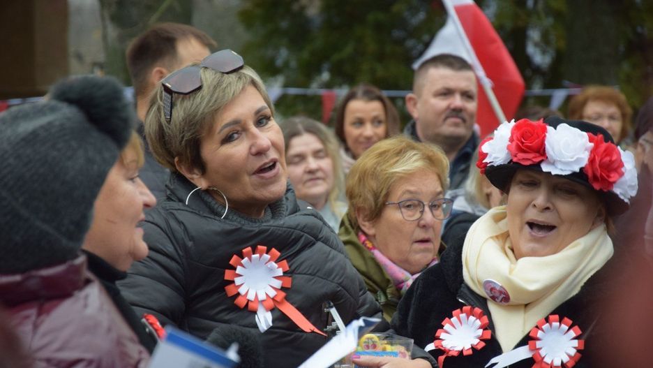 Patriotyzm, radość, śpiew na Narodowy Dzień Niepodległości 2025 w Zduńskiej Woli Karsznicach