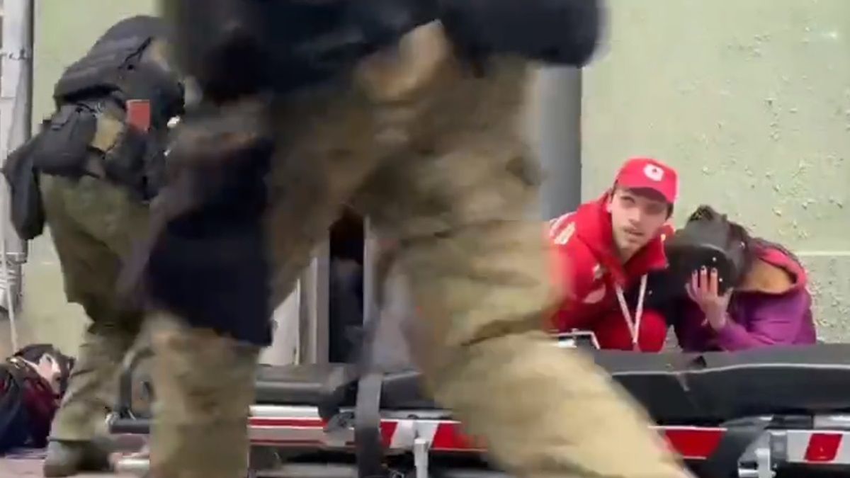 Ratownik został z ranną kobietą pomimo ostrzału 