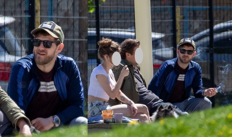 Antek Królikowski pali papierosa na spacerze z kochanką