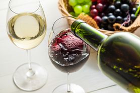 Białe czy czerwone wino? Polifenole zawarte w czerwonym winie usprawniają pracę układu trawiennego