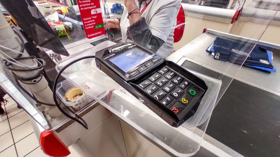 W ubiegłym roku bezgotówkowo najczęściej płacono w sklepach z obuwiem i odzieżą, supermarketach i księgarniach