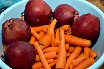 Jak szybko obrać marchewkę? Zrobisz to nawet bez obieraczki