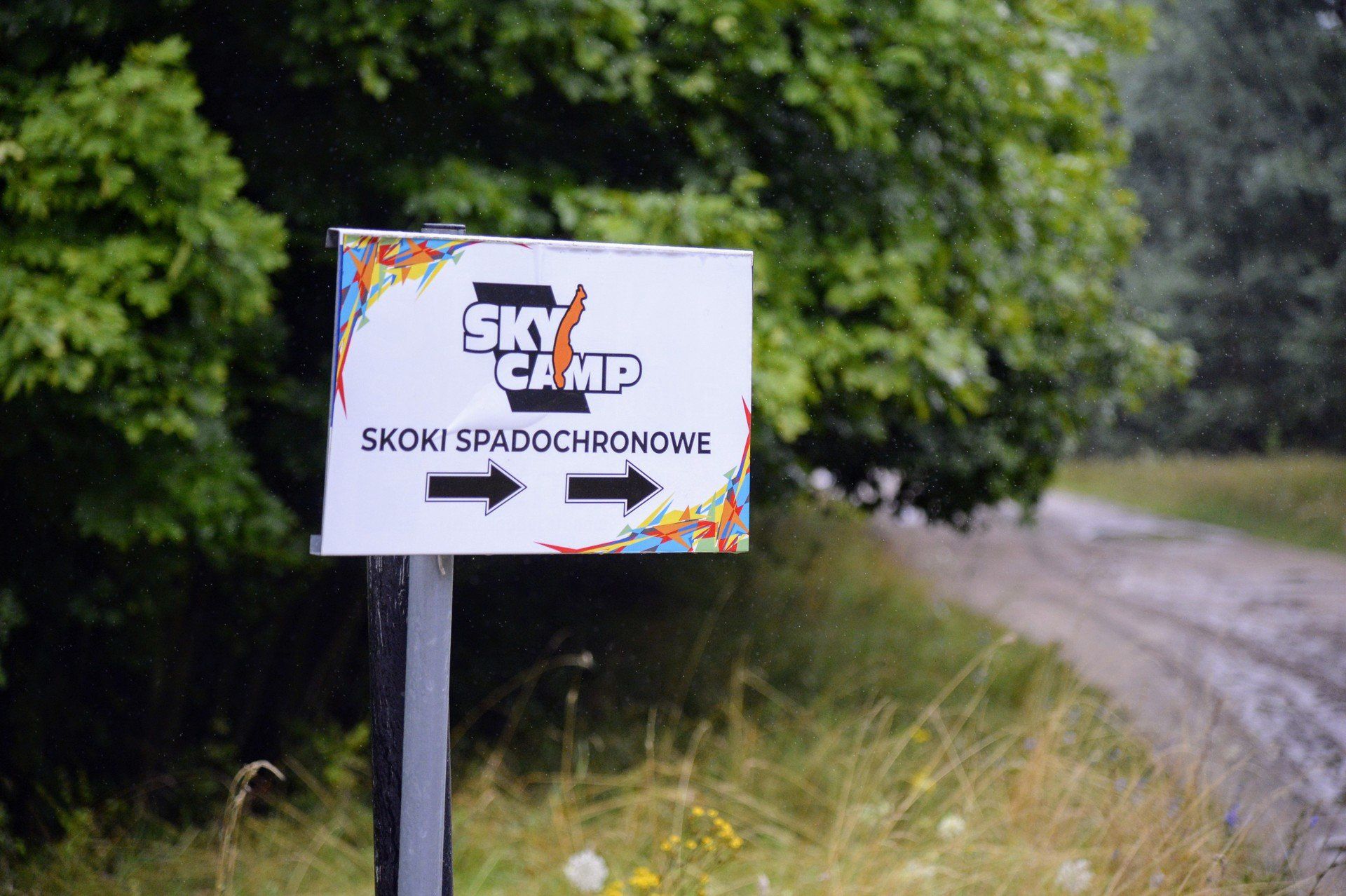 Protest ws. skoków spadochronowych z lotniska w Bednarach