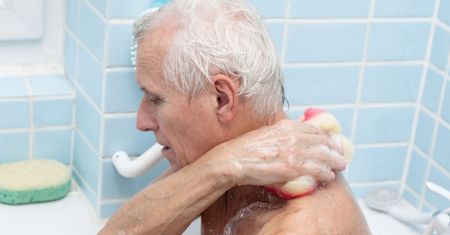 Dermatolog załamuje ręce. Nie myj się w ten sposób