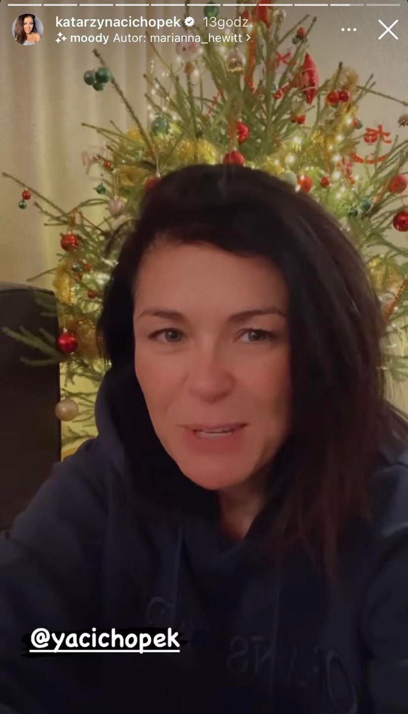 Katarzyna Cichopek bez grama makijażu siedzi przy choince