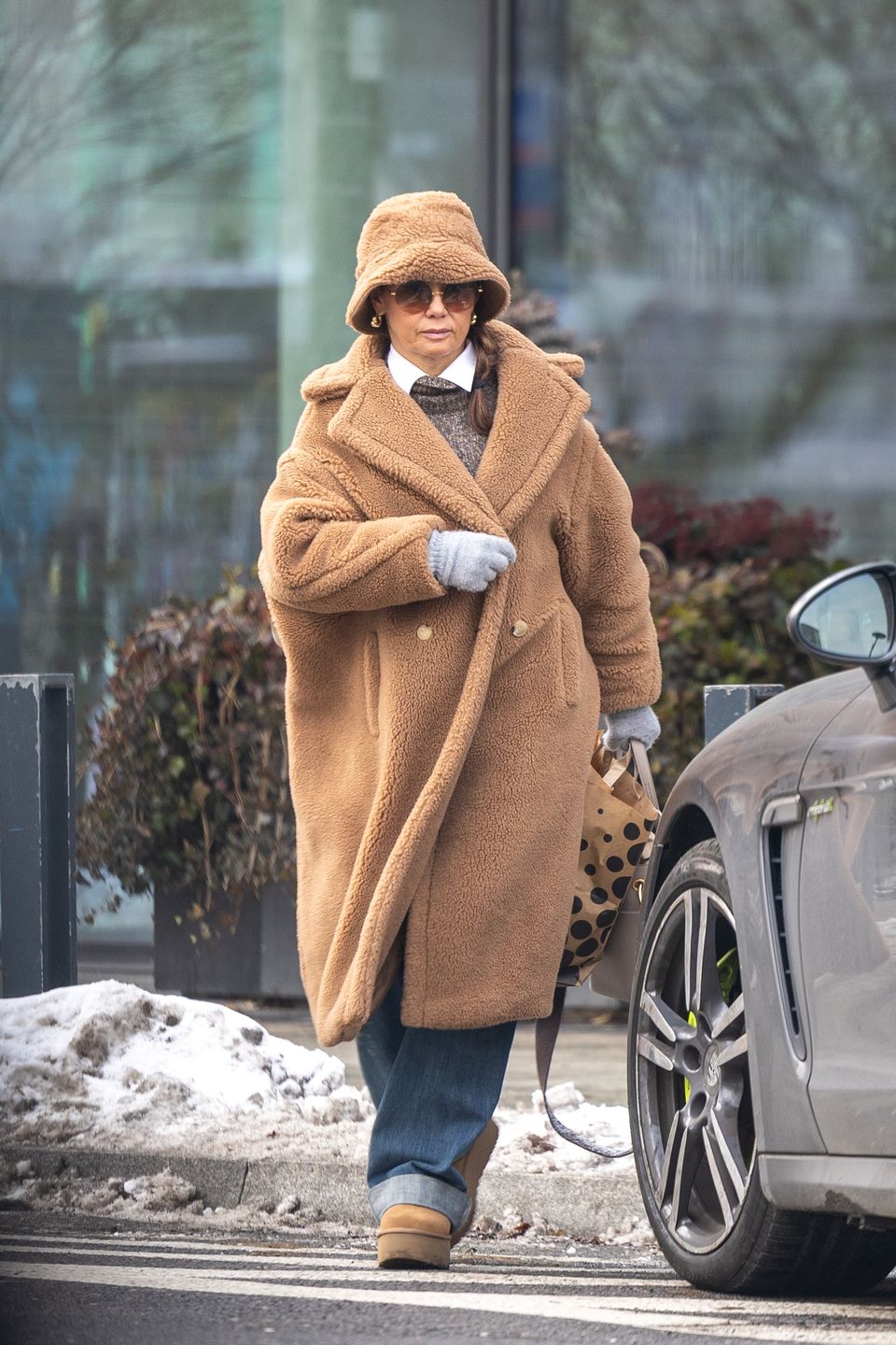 Kinga Rusin opuszcza ulubioną restaurację i ładuje się do porsch