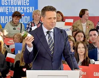 Wiec Trzaskowskiego. Nagle wyciągnął polskie ogórki