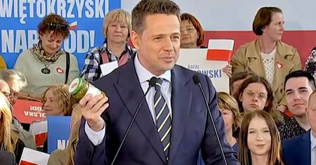 Wiec Trzaskowskiego. Nagle wyciągnął polskie ogórki