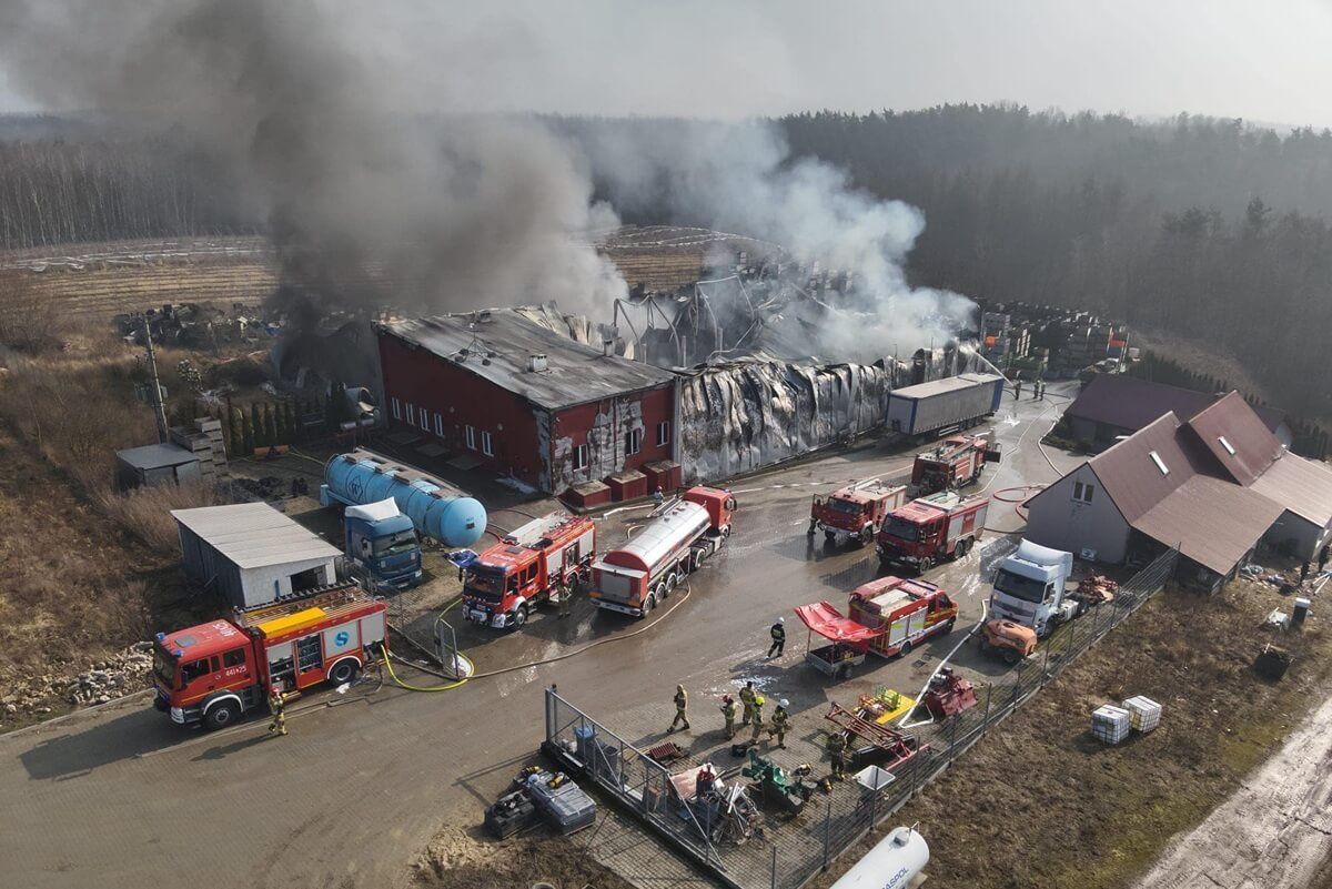Baraki. Pożar hali magazynowej