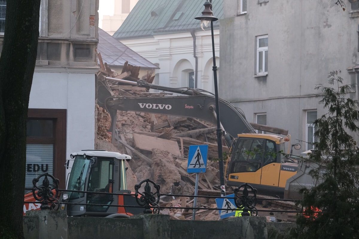 Porządkowanie terenu po wyburzonej kamienicy przy ul. Bernardyńskiej