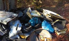 Nowa Ruda. Zamienili las w stertę śmieci. Wójt prosi o pomoc