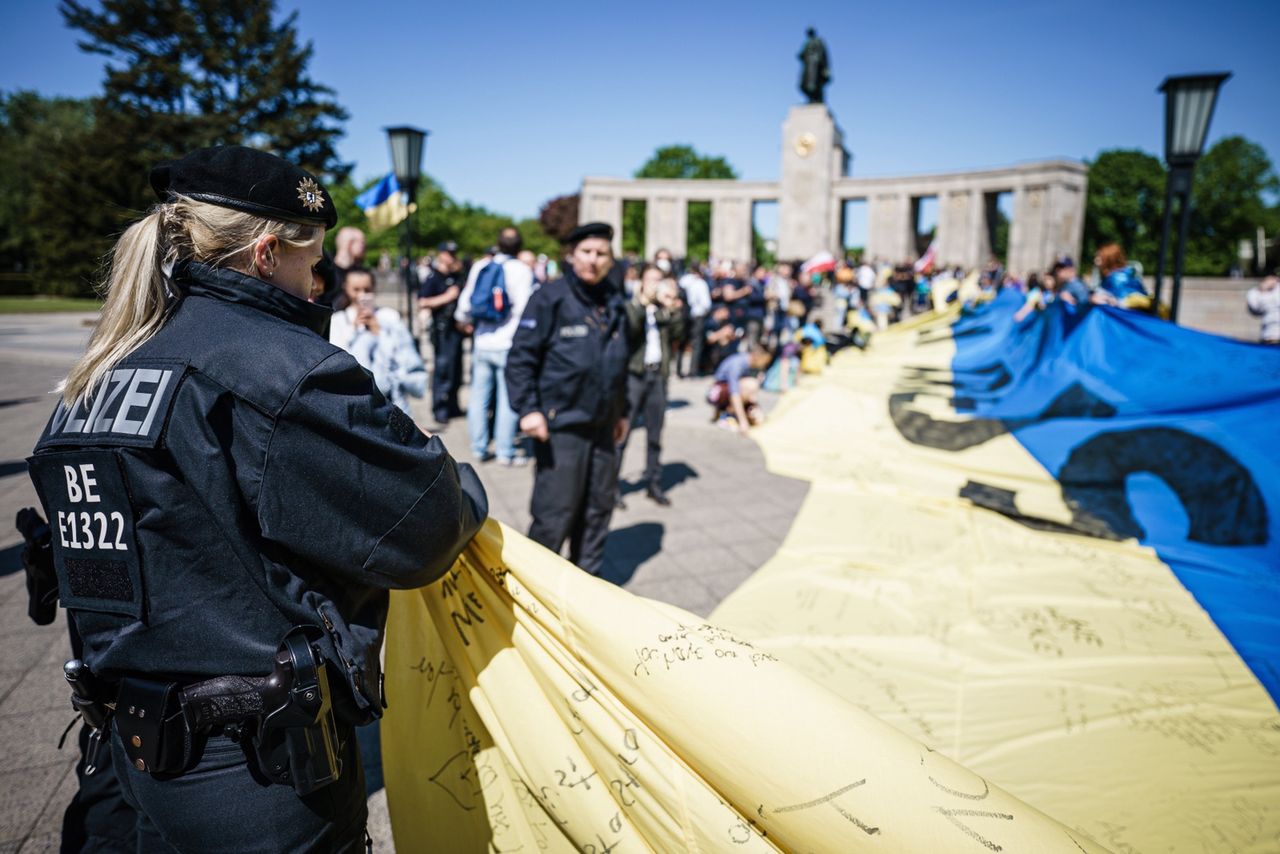 Niemcy zakazali ukraińskich symboli. Tak policjanci zwijali flagę