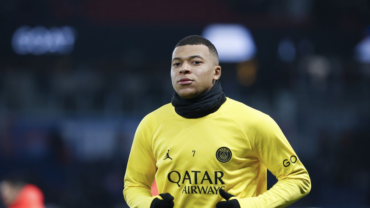 PARIS, FRANCE - JANUARY 29: Kylian Mbappe #7 of Paris Saint-Germain warms up before the Ligue 1 match between Paris Saint-Germain and Stade de Reims at Parc des Princes on January 29, 2023 in Paris, France. (Photo by Catherine Steenkeste/Getty Images)
