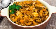 Cassoulet. Francuski gulasz z mięsem i fasolą