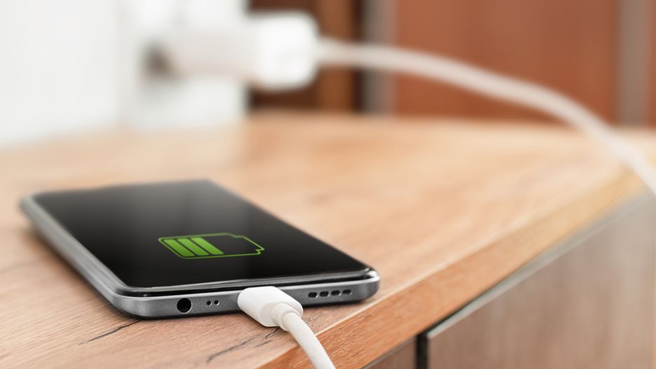 Ładowanie telefonu przez całą noc może być szkodliwe