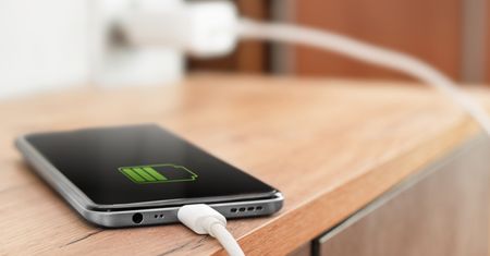 Wyłącz te funkcje. Bateria w telefonie wytrzyma dwa razy dłużej
