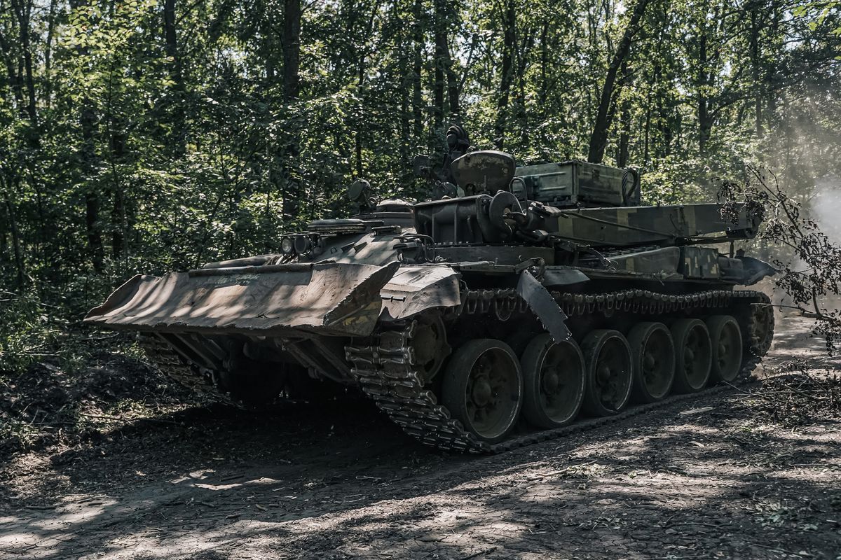 Ukraiński czołg nacierający na wroga