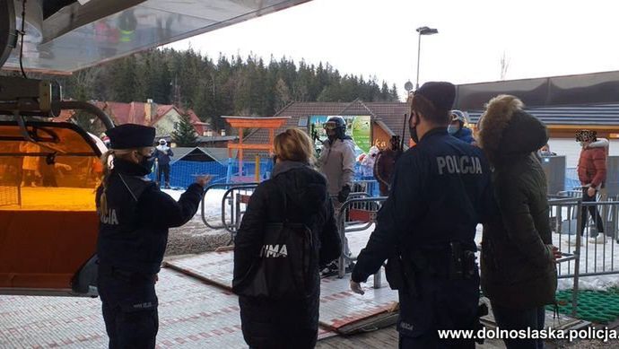 Ferie zimowe 2021. Policjanci na stokach. Nie ma mowy o łamaniu obostrzeń
