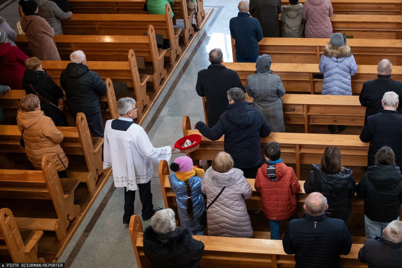 Kontrowersyjne opłaty w kościele. Podano kwoty