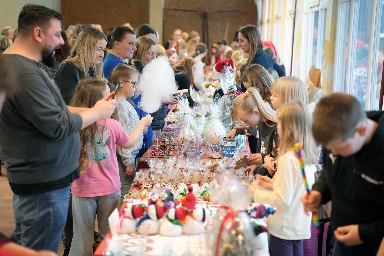 Na świątecznym kiermaszu oferowane i ładne, i smakowite rzeczy.