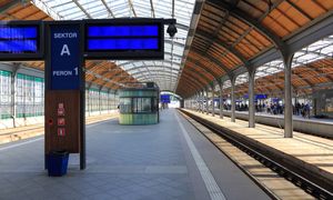 Chciał kupić bilet na pociąg. Musiał udawać, że jedzie z Czech