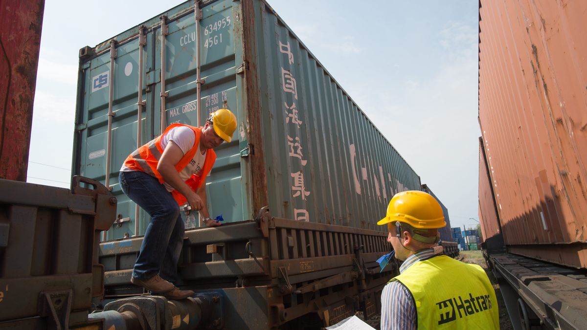 Poci�g do Chin
Grzegorz Micha�owski
chin, do chin, kontenery, poci�g, transport, export, kolej, kontener, linia cargo, terminal kontenerowy, wagon