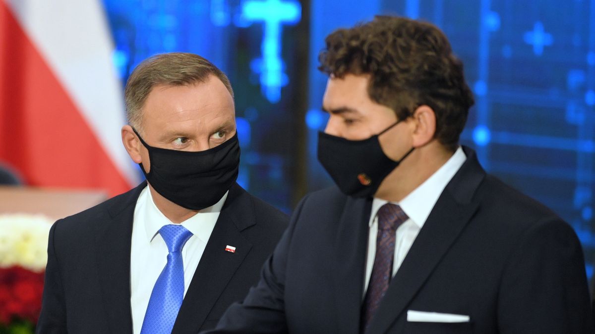 Andrzej Duda, Lucjusz Nadbere�nyDarek Delmanowiczcovid, covid-19, epidemia, epidemie i zarazy, koronawirus w Polsce, las�w, lasy, Lasy Pa�stwowe, maseczka ochronna, maska, pandemia, podpisanie, Politechnika Rzeszowska, polityk, polityka, prezydent, SARS-CoV-2, specjalne przeznaczenie, specustawa, stan epidemii, ustawa, wirus, wycinka, wydzia�, zamiana, zamiana grunt�w