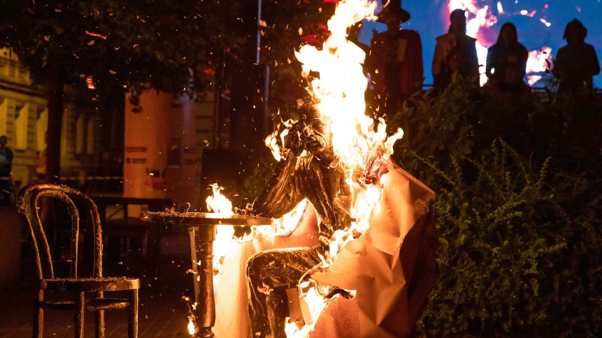 Pomnik Smolenia wyłonił się z płomieni