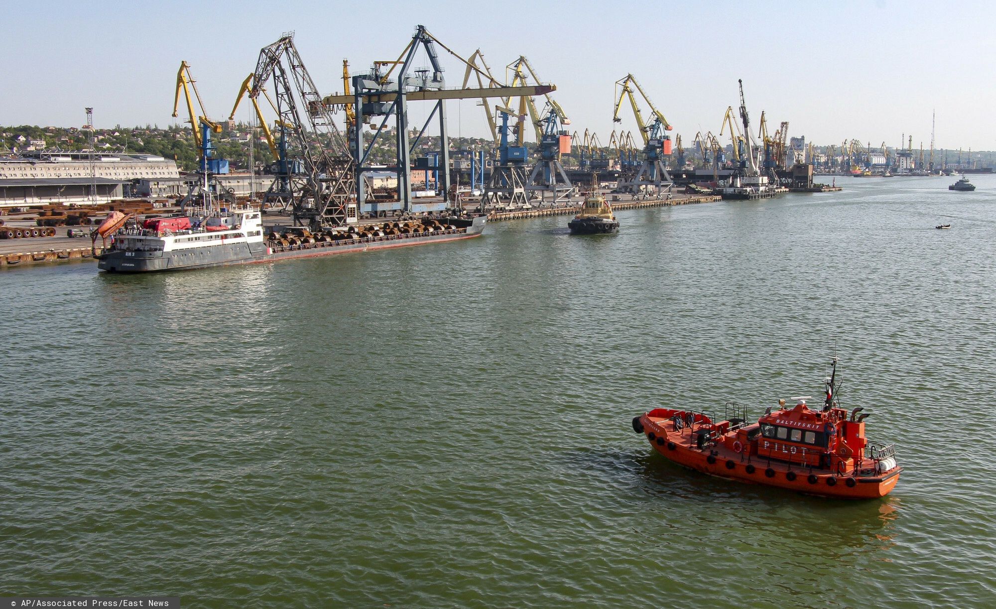 Rosyjski statek, u góry po lewej, przygotowuje się do wypłynięcia z portu morskiego w Mariupolu, na terytorium Donieckiej Republiki Ludowej, we wschodniej Ukrainie